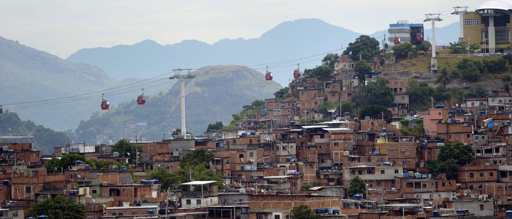 Favela Complexo do Alemao , eine Seilbahn verbindet mehrere bebaute Hügel, Rio de Janeiro, Brasilien.