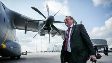 Boris Pistorius (SPD), Bundesminister der Verteidigung, geht zu Beginn seiner mehrtägigen Reise nach Skandinavien am 5. März 2024 zum Airbus A400M der Luftwaffe. 