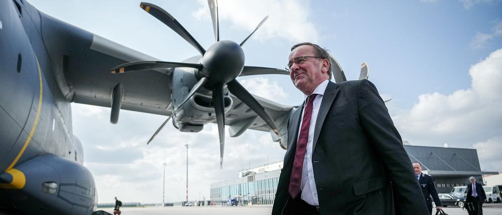 Boris Pistorius (SPD), Bundesminister der Verteidigung, geht zu Beginn seiner mehrtägigen Reise nach Skandinavien am 5. März 2024 zum Airbus A400M der Luftwaffe. 