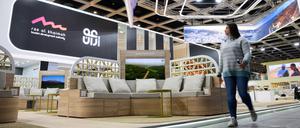 Eine Frau geht am Stand des Sultanats Oman auf der ITB vorbei. Die Internationale Tourismus-Börse (ITB) Berlin gilt als führende Messe der weltweiten Reise- und Tourismusindustrie. 