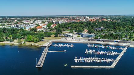 Sportboote und Yachten in Senftenberg. Wo einst die Braunkohle das Landschaftsbild bestimmte, entsteht durch die Flutung früherer Tagebaue eine Seenlandschaft.