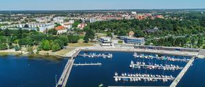 Sportboote und Yachten in Senftenberg. Wo einst die Braunkohle das Landschaftsbild bestimmte, entsteht durch die Flutung früherer Tagebaue eine Seenlandschaft.