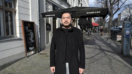 Hoang Tu Nguyen ist Gastronom in der Dortustraße und macht sich Sorgen um seine Existenz, wenn in der Gegend alle Parkplätze wegfallen.