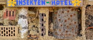 Ein Insektenhotel dient Wildbienen und anderen Insekten. 