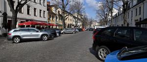 Potsdam, 05.03.2024, Lokales, Dortustraße, Dortustrasse, Auto, Autos, Pkw, Parken, Symbolfoto, Foto: Ottmar Winter PNN ACHTUNG: Foto ist ausschließlich für redaktionelle Berichterstattung der PNN und des TGSP! Eine kommerzielle Nutzung, z.B. Werbung, ist ausgeschlossen. Die Weitergabe an nicht autorisierte Dritte, insbesondere eine weitergehende Vermarktung über Bilddatenbanken, ist unzulässig.