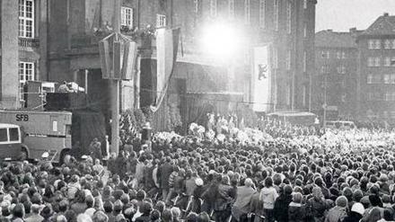 Trauerfeier für den von Linksterroristen ermordeten Berliner Kammergerichtspräsidenten Günter von Drenkmann im November 1974 am Rathaus Schöneberg.