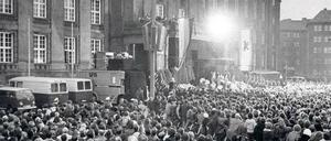 Trauerfeier für den von Linksterroristen ermordeten Berliner Kammergerichtspräsidenten Günter von Drenkmann im November 1974 am Rathaus Schöneberg.