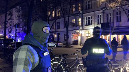 Beamte einer Spezialeinheit der Polizei Niedersachsen am Sonntagabend in der Grünberger Straße in Friedrichshain.