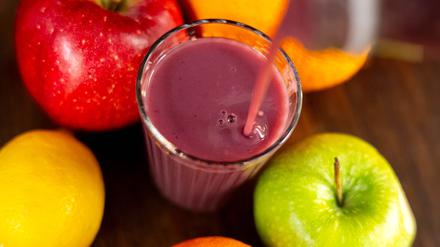 Früchte liegen um ein Glas mit einem Smoothie. (Symbolbild)
