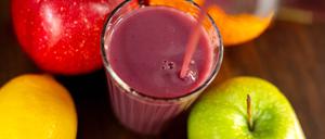 Früchte liegen um ein Glas mit einem Smoothie. (Symbolbild)