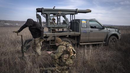 Ukrainische Soldaten mit einem Mehrfachraketen-System nahe Bachmut.