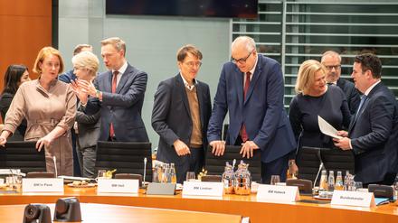 Regierungschefinnen und Regierungschefs der Länder mit Bundesministerinnen und Bundesministern beim Auftakt des Migrationsgipfels.