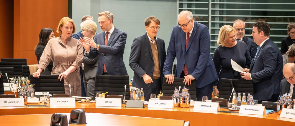 Regierungschefinnen und Regierungschefs der Länder mit Bundesministerinnen und Bundesministern beim Auftakt des Migrationsgipfels.