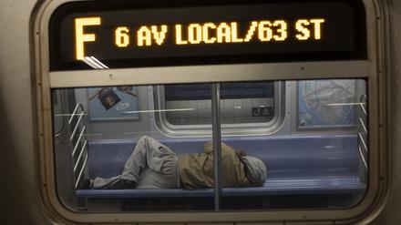 Ein  Bett für die Nacht. Die Northbound F Train in Brooklyn.