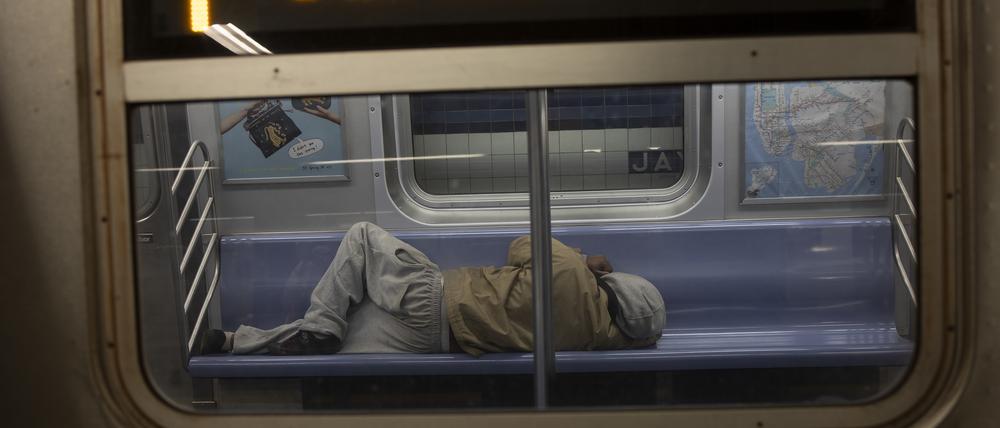 Ein  Bett für die Nacht. Die Northbound F Train in Brooklyn.