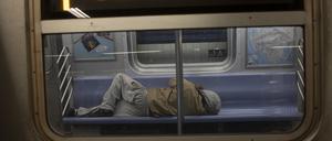 Ein Bett für die Nacht. Die Northbound F Train in Brooklyn.