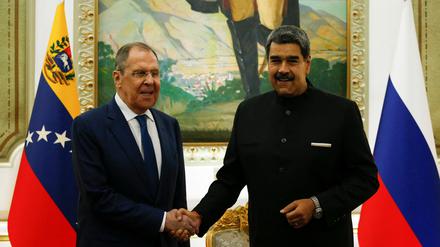 Eine gute Freundschaft? Venezuelas Präsident Nicolas Maduro schüttelt die Hand des russischen Außenministers Sergei Lavrov.