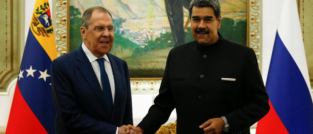 Eine gute Freundschaft? Venezuelas Präsident Nicolas Maduro schüttelt die Hand des russischen Außenministers Sergei Lavrov.