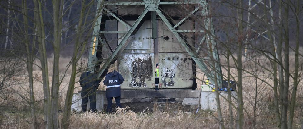 Polizei ermittelt an einem beschädigten Strommasten auf einem Feld bei Spreenhagen.
