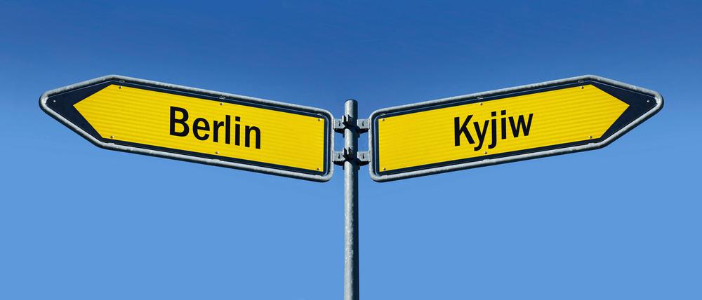 Auf diesem Schild in Brandenburg wird schon die ukrainische Transliteration verwendet, die jetzt auch das Auswärtige Amt angenommen hat.