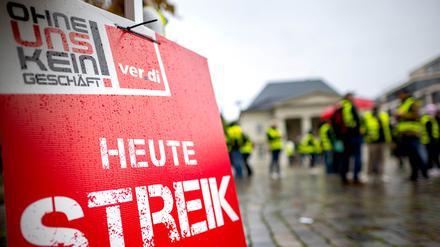 Verdi-Mitglieder versammeln sich bei einem Warnstreik in Oldenburg. 