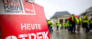 Verdi-Mitglieder versammeln sich bei einem Warnstreik in Oldenburg. 