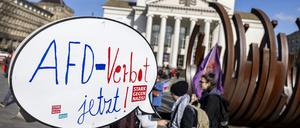Vor dem Duisburger Stadttheater zeigt ein Teilnehmer ein Schild mit der Aufschrift „AFD-Verbot jetzt“. 
