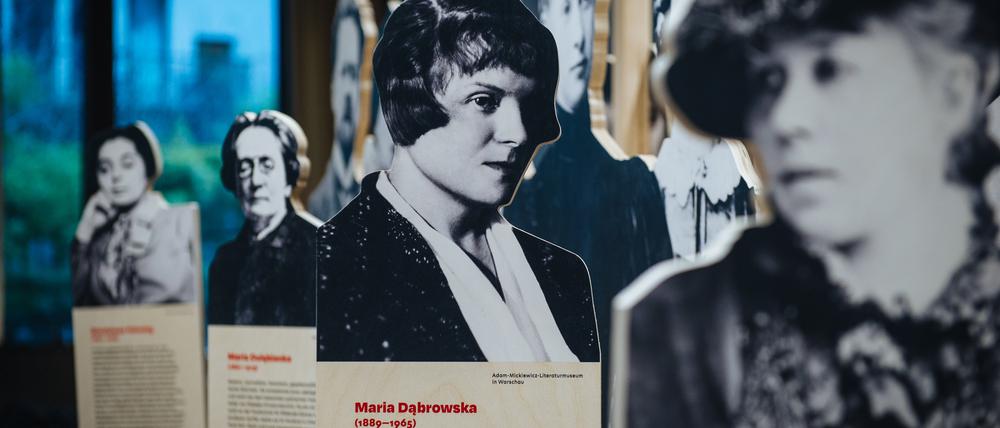 Blick in die Ausstellung „Doppelt frei. Die Geburtsstunde des Frauenwahlrechts in Polen“.