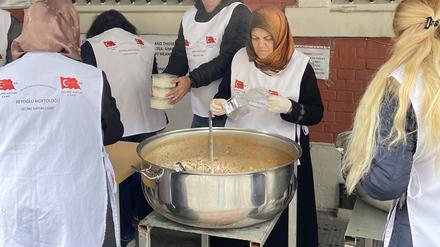 Essensausgabe, in der Mitte der Helfer Ilyas