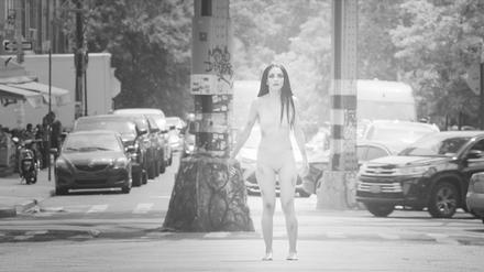 Stilisierte Bilder der Gewalt: Shirin Neshats Filminstallation „The Fury“ .