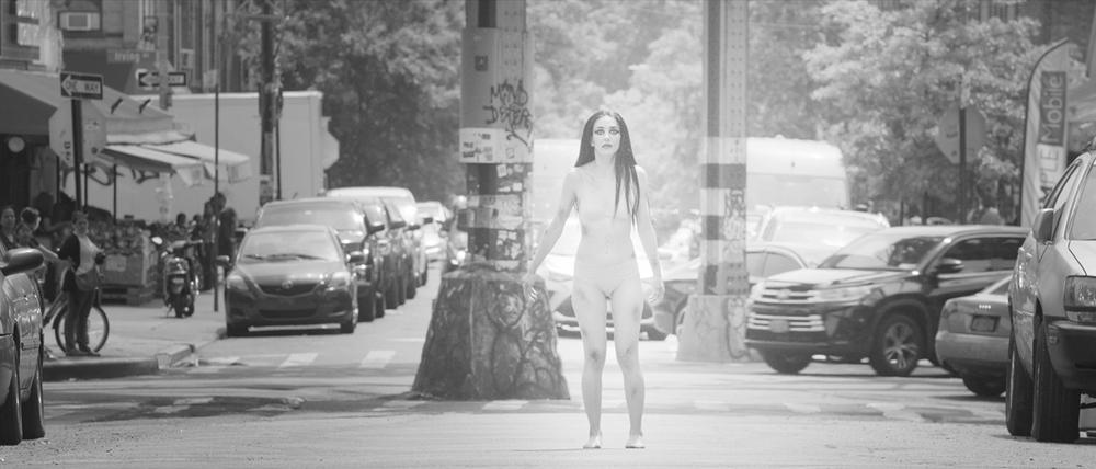 Stilisierte Bilder der Gewalt: Shirin Neshats Filminstallation „The Fury“ .