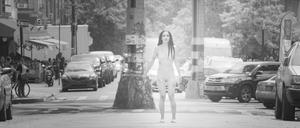 Stilisierte Bilder der Gewalt: Shirin Neshats Filminstallation „The Fury“ .