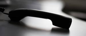 ARCHIV - 24.07.2015, NA, Köln: ILLUSTRATION - Ein Telefonhörer liegt auf einem Tisch. (zu dpa: «Trickbetrüger erbeuten nach Schockanrufen mehr als 25 000 Euro») Foto: Rolf Vennenbernd/dpa +++ dpa-Bildfunk +++