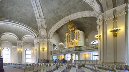 Die Schlichtheit als Maß der Glaubensdinge im Kirchenschiff. 