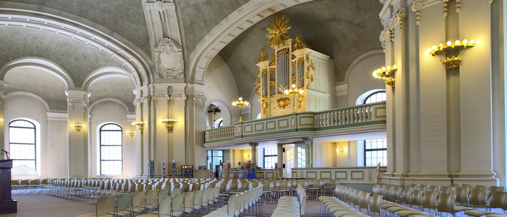 Die Schlichtheit als Maß der Glaubensdinge im Kirchenschiff. 