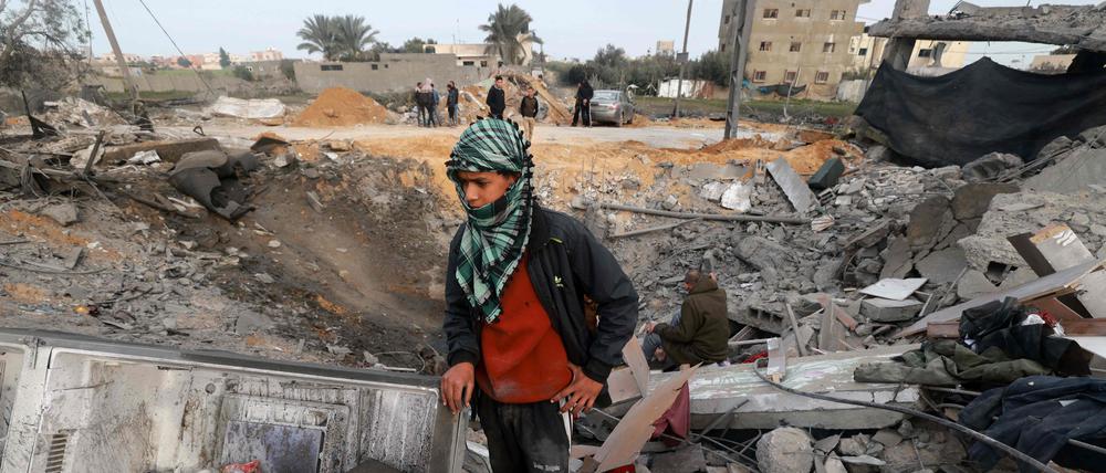 Ein Junge betrachtet die Zerstörung nach einem Bombenangriff am 23. Februar in Rafah.