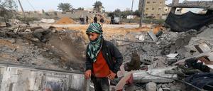 Ein Junge betrachtet die Zerstörung nach einem Bombenangriff am 23. Februar in Rafah.