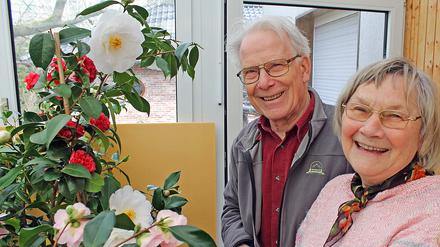 Gerda und Klaus Richter aus Berlin-Marzahn züchten 100 verschiedenen Sorten Kamelien in ihrem Gewächshaus.