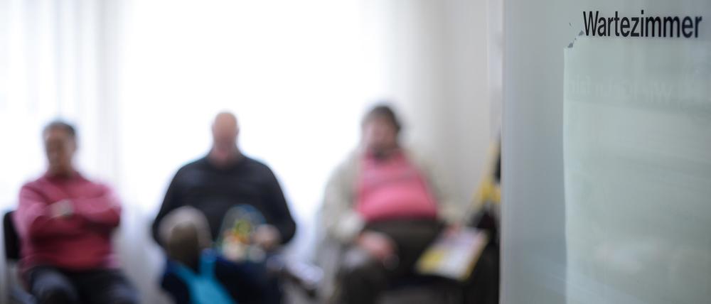 Patienten warten im Wartezimmer einer Arztpraxis.