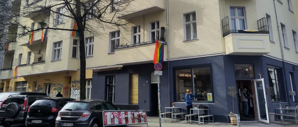 Regenbogenflaggen signalisieren Solidarität mit dem queeren Café Hoven in Berlin-Neukölln.