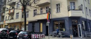 Regenbogenflaggen signalisieren Solidarität mit dem queeren Café Hoven in Berlin-Neukölln.