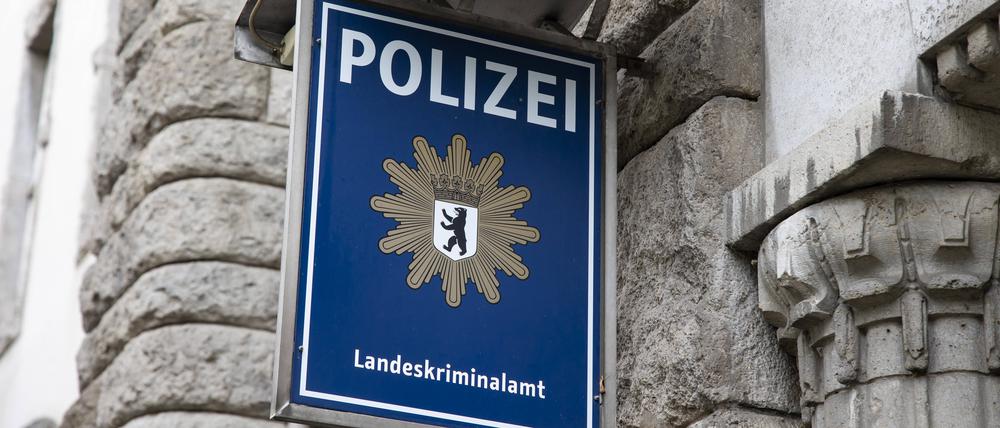 Schild vor dem LKA in Berlin. (Symbolbild)