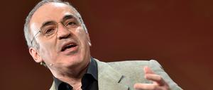 Der ehemalige russische Schachweltmeister Garri Kasparow spricht 2017 in Berlin.