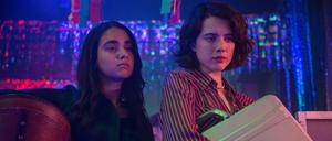 HANDOUT - 03.10.2022, ---: Margaret Qualley (r) als Jamie und Geraldine Viswanathan als Marian in einer Szene des Films «Drive-Away Dolls» (undatierte Filmszene). Der Film kommt am 07.03.2024 in die deutschen Kinos. (zu dpa-Kinostarts) Foto: Wilson Webb/Universal Pictures/dpa - ACHTUNG: Nur zur redaktionellen Verwendung im Zusammenhang mit einer Berichterstattung über den Film und nur mit vollständiger Nennung des vorstehenden Credits +++ dpa-Bildfunk +++