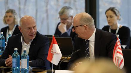 Berlin's mayor Kai Wegner (L) and Brandenburg's State Premier Dietmar Woidke attend a meeting with the German Chancellor and regional leaders on March 6, 2024 in Berlin, to discuss the country's current migration policy. (Photo by Odd ANDERSEN / AFP)