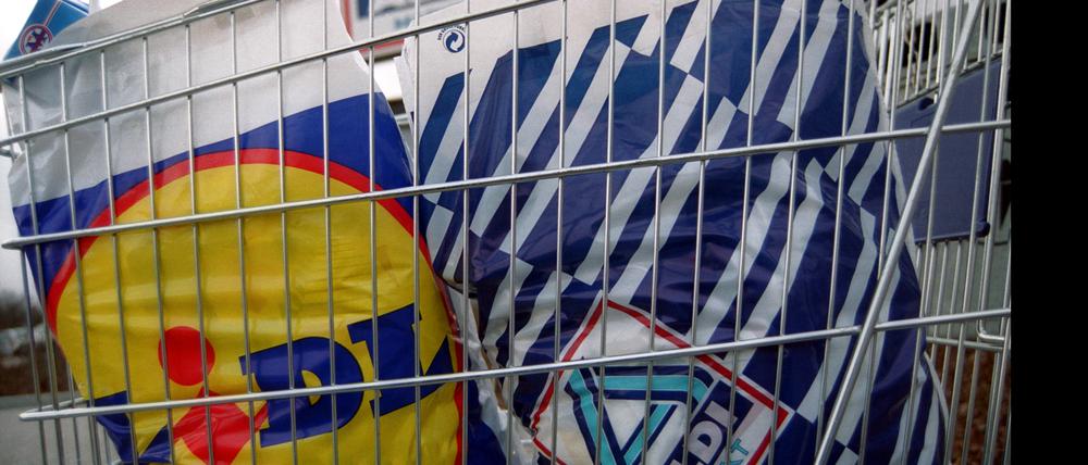 Einkaufswagen mit Einkaufstüten von Lidl und Aldi Nord vor einem Aldi-Markt in Hamburg.