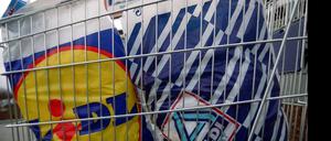 Einkaufswagen mit Einkaufstüten von Lidl und Aldi Nord vor einem Aldi-Markt in Hamburg.