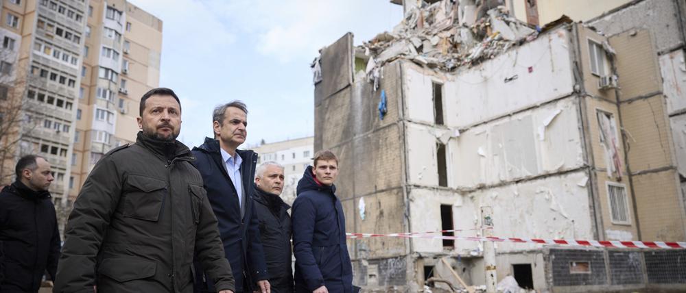  Auf diesem vom Pressebüro des ukrainischen Präsidenten zur Verfügung gestellten Foto gehen Wolodymyr Selenskyj (l), Präsident der Ukraine, und Kyriakos Mitsotakis (M), Ministerpräsident von Griechenland, durch ein von einem russischen Angriff beschädigtes Wohngebiet. 