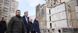  Auf diesem vom Pressebüro des ukrainischen Präsidenten zur Verfügung gestellten Foto gehen Wolodymyr Selenskyj (l), Präsident der Ukraine, und Kyriakos Mitsotakis (M), Ministerpräsident von Griechenland, durch ein von einem russischen Angriff beschädigtes Wohngebiet. 