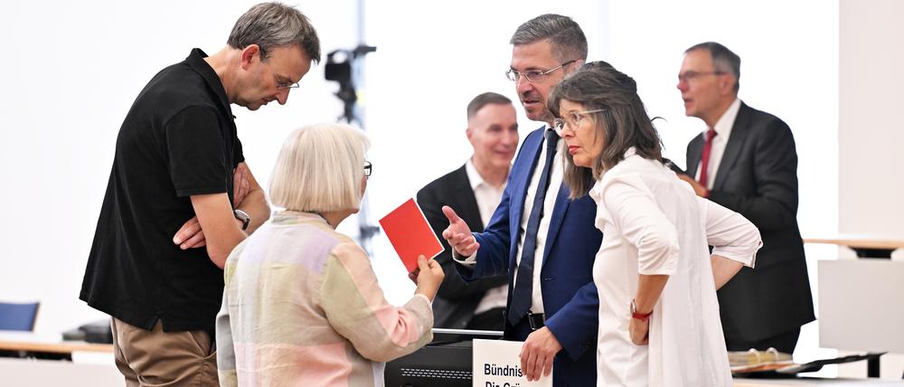 Potsdams Grüne, hier mit Oberbürgermeister Mike Schubert (SPD) im Gespräch, steigen aus der Rathauskooperation aus.
